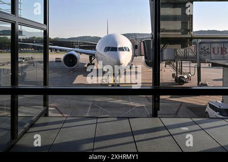 Aéroport Swiss avion amarré, Zurich Kloten, Suisse Banque D'Images