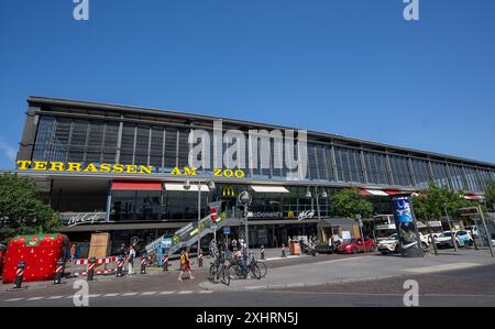 Berlin, Allemagne. 15 juillet 2024. Vue extérieure de la gare Zoologischer Garten (Bahnhof Zoo pour faire court) dans le quartier de Charlottenburg. Crédit : Monika Skolimowska/dpa/Alamy Live News Banque D'Images