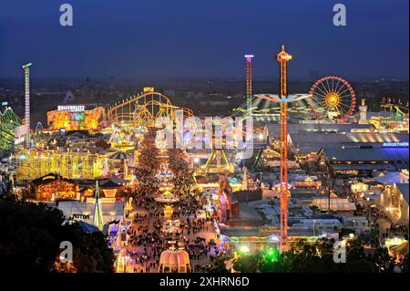 Rue des tentes de bière, rue principale la nuit avec montagnes russes illuminées, grande roue, stands, tentes de bière, Oktoberfest, Wiesn, Wies'n, Munich Banque D'Images