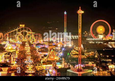 Rue des tentes de bière, rue principale la nuit avec montagnes russes illuminées, grande roue, stands, tentes de bière, Oktoberfest, Wiesn, Wies'n, Munich Banque D'Images