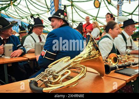 Instruments à cor et cuivres, musiciens d'un orchestre de cuivres bavarois, club de fusil en costume traditionnel traditionnel, ancien chapiteau, historique Wies'n, Oide Banque D'Images