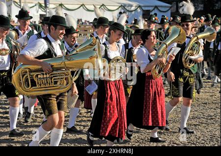 Musiciens d'un orchestre de cuivres bavarois en costume traditionnel avec instruments à vent, foire, Wies'n historique, Oide Wiesn, Oktoberfest Banque D'Images