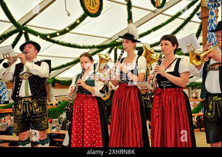 Musiciens d'un orchestre de cuivres bavarois en costume traditionnel jouant de la clarinette, ancien chapiteau, historique Wies'n, Oide Wiesn, Oktoberfest Banque D'Images