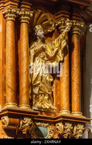 Figure en bois sculpté de Saint Augustin sur la chaire de l'église paroissiale de l'Assomption de la Vierge Marie, baroque, vieille ville, Landsberg am Lech Banque D'Images