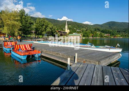 Pédalos et bateaux électriques à la jetée, location de bateaux, derrière l'église paroissiale Sixtus, Markt Schliersee, haute-Bavière, Bavière, Allemagne Banque D'Images