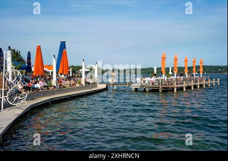 Plage de sable avec transats et jetées avec tables à manger, restaurant au bord du lac, ancienne piscine à vagues Undosa, maintenant H'ugo's Beach Club restaurant et Banque D'Images