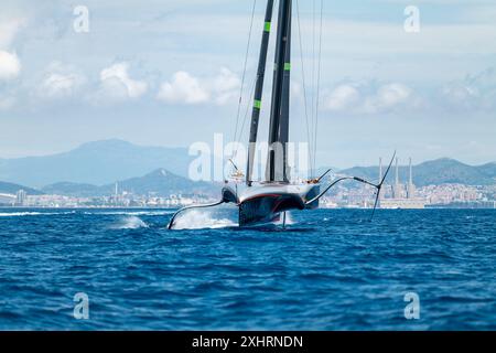 Juin - 2024, les équipes de l'America's Cup courent sur l'hippodrome Louis Vuitton 37e de l'America's Cup au large de la Barceloneta, à Barcelone Catalogne - Spa Banque D'Images