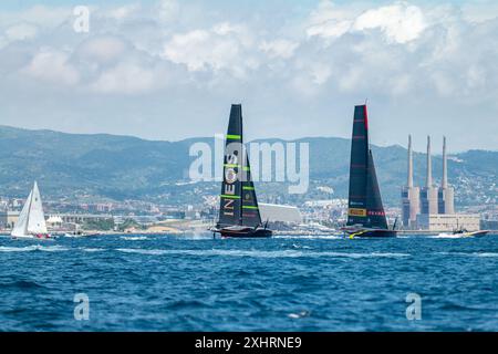 Juin - 2024, les équipes de l'America's Cup courent sur l'hippodrome Louis Vuitton 37e de l'America's Cup au large de la Barceloneta, à Barcelone Catalogne - Spa Banque D'Images