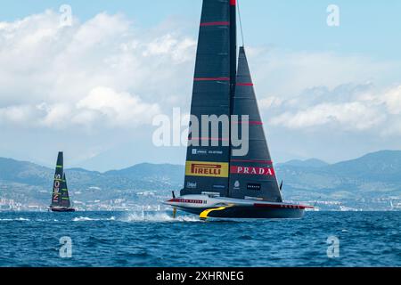 Juin - 2024, les équipes de l'America's Cup courent sur l'hippodrome Louis Vuitton 37e de l'America's Cup au large de la Barceloneta, à Barcelone Catalogne - Spa Banque D'Images