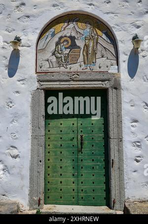 Un portail d'église avec une grande porte verte et une mosaïque au-dessus de l'entrée, Saint Jean Baptiste, monastère tis Apokalipsis, Patmos, Dodécanèse, grec Banque D'Images