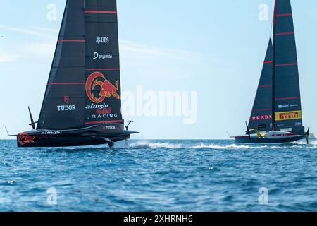 Juin - 2024, les équipes de l'America's Cup courent sur l'hippodrome Louis Vuitton 37e de l'America's Cup au large de la Barceloneta, à Barcelone Catalogne - Spa Banque D'Images