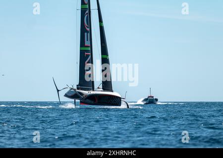 Juin - 2024, les équipes de l'America's Cup courent sur l'hippodrome Louis Vuitton 37e de l'America's Cup au large de la Barceloneta, à Barcelone Catalogne - Spa Banque D'Images