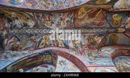 Fresques d'église orthodoxe avec des scènes bibliques et des icônes religieuses au plafond, à l'intérieur du monastère, monastère Agiou Theologou, Chora, Patmos Banque D'Images