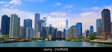 Une vue panoramique sur Chicago skyline sur le lac Michigan avec des gratte-ciel modernes contre un ciel bleu clair par une journée ensoleillée dans l'Illinois, États-Unis Banque D'Images