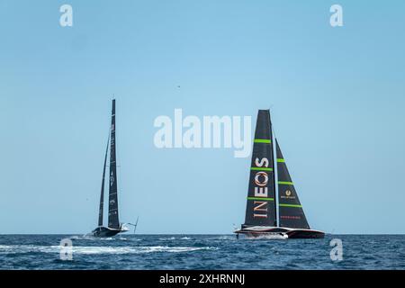 Juin - 2024, les équipes de l'America's Cup courent sur l'hippodrome Louis Vuitton 37e de l'America's Cup au large de la Barceloneta, à Barcelone Catalogne - Spa Banque D'Images