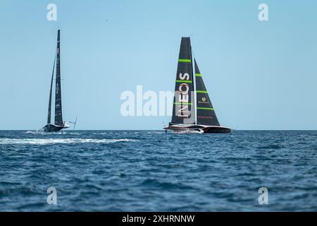 Juin - 2024, les équipes de l'America's Cup courent sur l'hippodrome Louis Vuitton 37e de l'America's Cup au large de la Barceloneta, à Barcelone Catalogne - Spa Banque D'Images