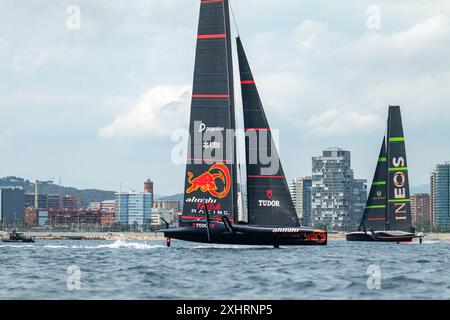 Juin - 2024, les équipes de l'America's Cup courent sur l'hippodrome Louis Vuitton 37e de l'America's Cup au large de la Barceloneta, à Barcelone Catalogne - Spa Banque D'Images