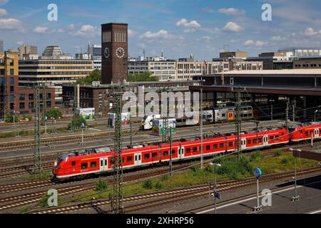 Gare principale avec tour de l'horloge et chemin de fer régional, vue surélevée, Duesseldorf, Rhénanie du Nord-Westphalie, Allemagne Banque D'Images