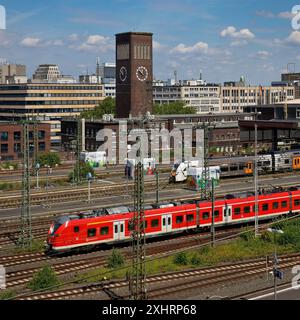 Gare principale avec tour de l'horloge et chemin de fer régional, vue surélevée, Duesseldorf, Rhénanie du Nord-Westphalie, Allemagne Banque D'Images