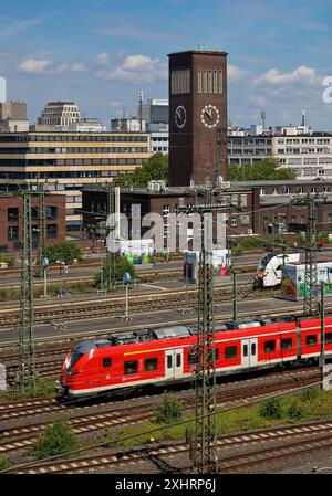 Gare principale avec tour de l'horloge et chemin de fer régional, vue surélevée, Duesseldorf, Rhénanie du Nord-Westphalie, Allemagne Banque D'Images