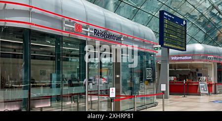 DB Travel Centre and information, hall central au-dessus de la gare longue distance, le Squaire, l'aéroport, Francfort-sur-le-main, Hesse, Allemagne Banque D'Images