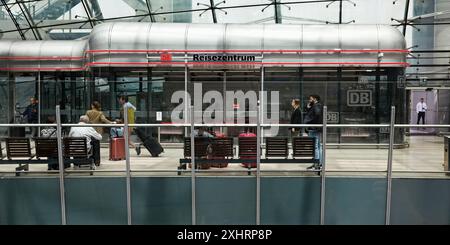 Voyageurs au DB Travel Centre, hall central au-dessus de la gare ferroviaire longue distance, le Squaire, l'aéroport de Francfort-sur-le-main, Hesse, Allemagne Banque D'Images