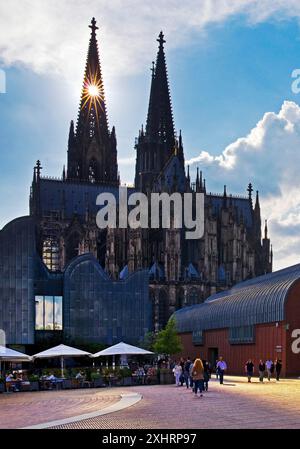 Heinrich-Boell-Platz avec Cathédrale de Cologne et Musée Ludwig, Cologne, Rhénanie-du-Nord-Westphalie, Allemagne Banque D'Images