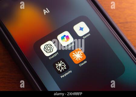ChatGPT, Microsoft CoPilot, Google Gemini, Perplexity et Claude icônes vus sur un iPhone. Intelligence artificielle, concept Chatbot ai générative Banque D'Images