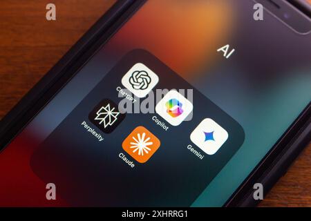 ChatGPT, Microsoft CoPilot, Google Gemini, Perplexity et Claude icônes vus sur un iPhone. Intelligence artificielle, concept Chatbot ai générative Banque D'Images