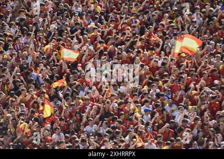 Madrid, Madrid, ESPAGNE. 15 juillet 2024. Des centaines de milliers de personnes célèbrent la victoire de l'Espagne avec les joueurs après avoir remporté l'Euro 2024 sur la Plaza de Cibeles à Madrid. (Crédit image : © Richard Zubelzu/ZUMA Press Wire) USAGE ÉDITORIAL SEULEMENT! Non destiné à UN USAGE commercial ! Crédit : ZUMA Press, Inc/Alamy Live News Banque D'Images