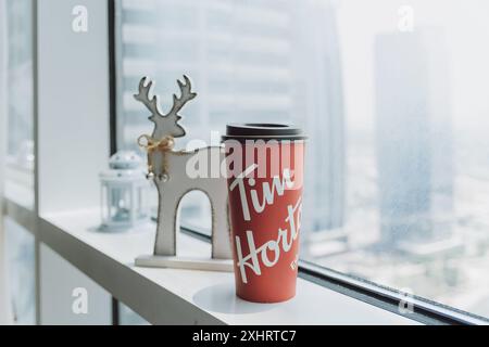 DUBAÏ, Émirats arabes Unis - 9 AOÛT 2020 : tasses à café rouges à emporter Tim Hortons avec logo original sur fond festif blanc confortable Banque D'Images