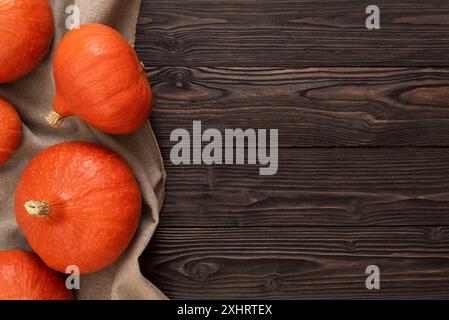 Vue de dessus de Hokkaido Pumpkins, également connu sous le nom de Red Kuri Squash ou Uchiki Kuri, arrangé comme une bordure avec Copy Space Banque D'Images