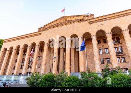 Tbilissi, Géorgie - 26 JUIN 2024 : le bâtiment du Parlement géorgien est le lieu de réunion du Parlement géorgien, situé sur l'avenue Rustaveli, TBI Banque D'Images