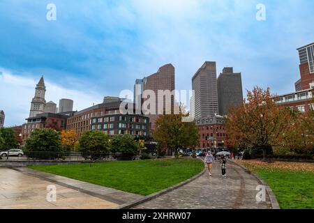 Boston, Massachusetts, États-Unis - 29 octobre 2023 : vue sur les gratte-ciel de Boston depuis le parc Rose Kennedy Greenway, dans le centre-ville de Boston, Banque D'Images