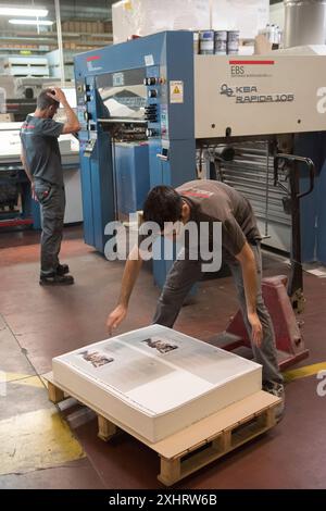 Hommes italiens, ouvriers d'usine, imprimeurs dans la maison d'impression de livre de photographie d'art. Hommes travaillant Vérone Italie des années 2024 2000 HOMER SYKES Banque D'Images