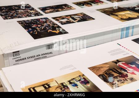 Italie EBS Verona, imprimeurs de livres de photographie d'art fina. Feuilles plates finies juste en dehors de la presse. HOMER SYKES des années 2024 2020 Banque D'Images