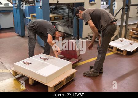 Hommes italiens, ouvriers imprimeurs dans la maison d'impression de livre de photographie d'art. Hommes en usine travaillant. Vérone Italie années 2024 2000 HOMER SYKES Banque D'Images