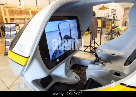 Simulateur de vol avec écran électronique montrant un environnement de vol simulé au Musée Avro de Springbank, près de Calgary en Alberta. Banque D'Images