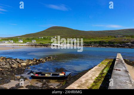 Un currach traditionnel dans le port de Dooega, sur l'Atlantic Drive sur l'île d'Achill, comté de Mayo, Irlande Banque D'Images