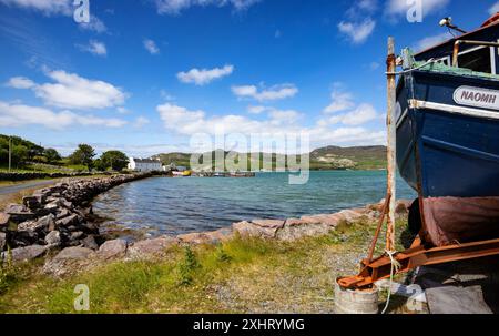 Le joli port de Corraun Quay sur la péninsule de Currane, dans le comté de Mayo, en Irlande. En arrière-plan, la tour de Grace O'Malley sur l'île Achill. Banque D'Images