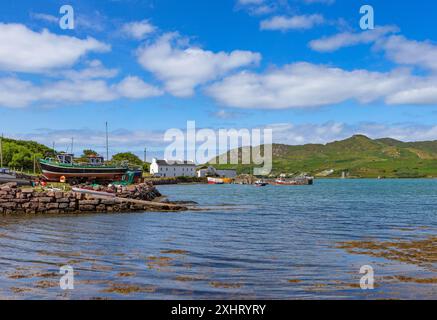 Le joli port de Corraun Quay sur la péninsule de Currane, dans le comté de Mayo, en Irlande. En arrière-plan, la tour de Grace O'Malley sur l'île Achill. Banque D'Images