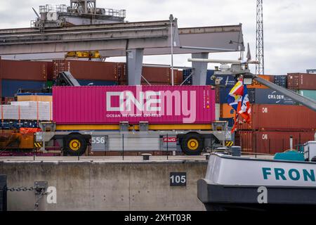 RWG Container terminal, autonom fahrender Containertransort am Kai, Seehafen von Rotterdam, Tiefseehafen Maasvlakte 2, auf einer künstlich angelegten Landfläche, Niederlande, RWGContainer terminal *** RWG Container terminal, transport autonome de conteneurs sur le quai, port maritime de Rotterdam, port en haute mer Maasvlakte 2, WG sur une zone de terre artificielle, pays-Bas, Rtainers terminal Banque D'Images