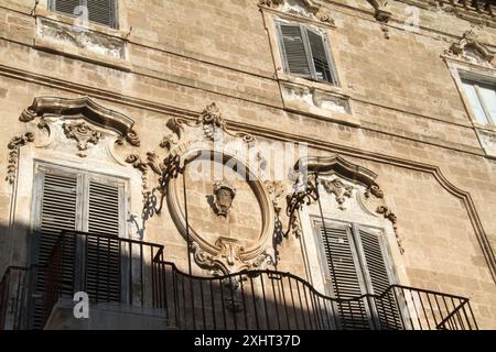 Monopoli, Italie. Vue extérieure du Palazzo Palmieri du XVIIIe siècle, avec les armoiries de l'ancienne famille aristocratique. Banque D'Images