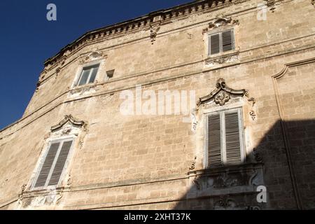 Monopoli, Italie. Vue extérieure du Palazzo Palmieri du XVIIIe siècle. Banque D'Images