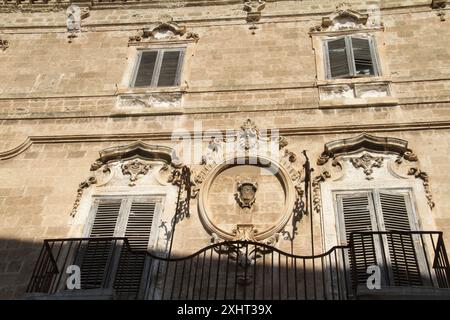 Monopoli, Italie. Vue extérieure du Palazzo Palmieri du XVIIIe siècle, avec les armoiries de l'ancienne famille aristocratique. Banque D'Images