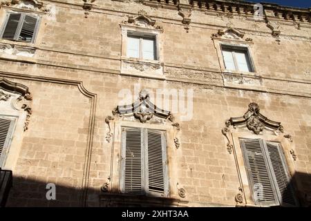 Monopoli, Italie. Vue extérieure du Palazzo Palmieri du XVIIIe siècle. Banque D'Images