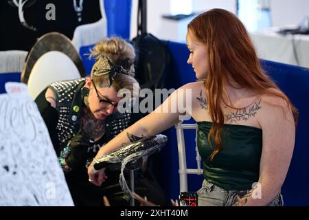 Femme à la convention de tatouage à Malmö Suède le 11 novembre 2023. Banque D'Images