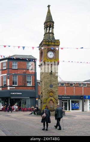 Tour d'horloge Ormskirk Lancashire. La Tour de l'horloge se trouve là où Aughton, Church, Burscough et Moor Streets se rencontrent. Il a été construit sur le site de la Croix du marché et a été érigé en 1876. Banque D'Images