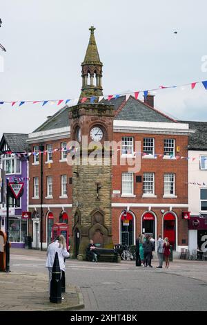 Tour d'horloge Ormskirk Lancashire. La Tour de l'horloge se trouve là où Aughton, Church, Burscough et Moor Streets se rencontrent. Il a été construit sur le site de la Croix du marché et a été érigé en 1876. Banque D'Images