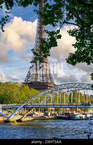 Passerelle Debilly, bateau touristique, rivière Sena, Paris, France Banque D'Images